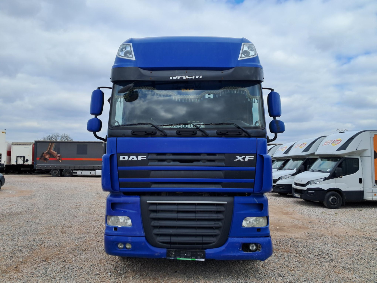 DAF XF CIĄGNIK SIODŁOWY - Nyergesvontató: 2 kép. DAF XF CIĄGNIK SIODŁOWY - Nyergesvontató: 2 kép.