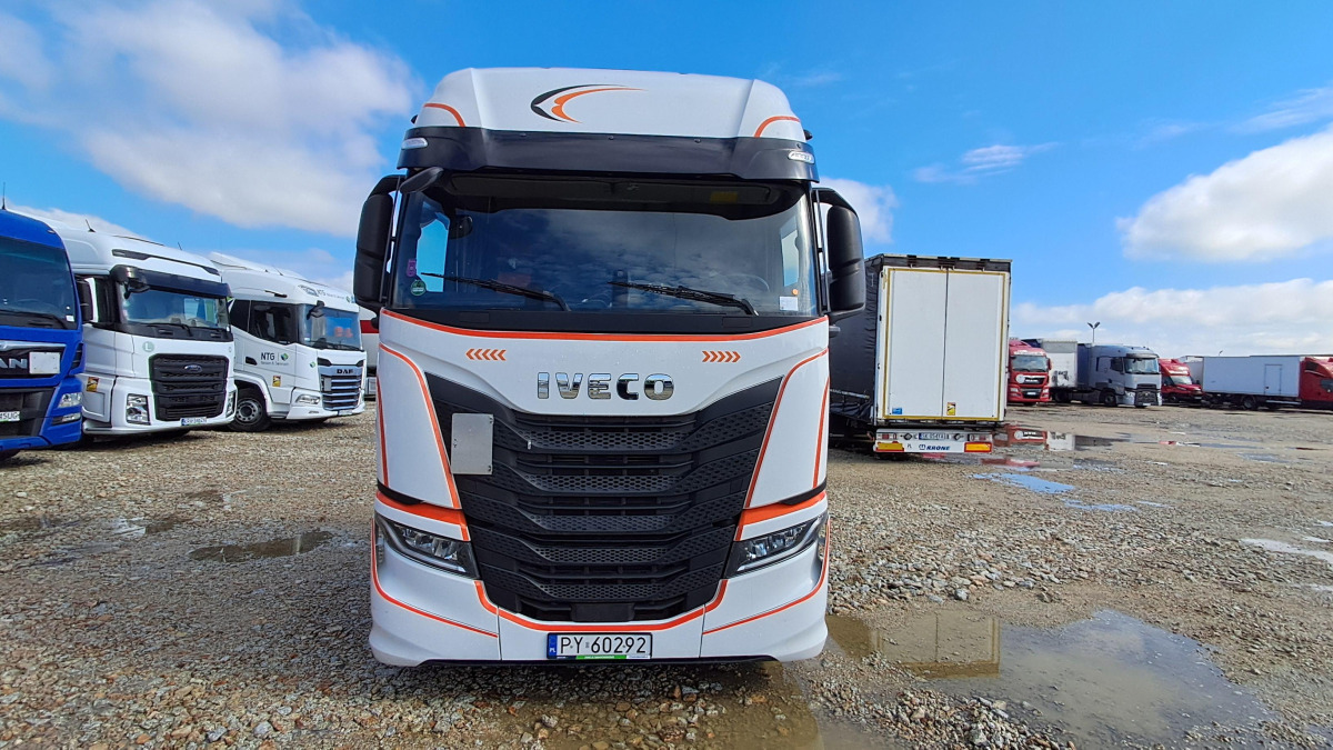 IVECO AS440ST/FP LT LNG CIĄGNIK SIODŁOWY - Nyergesvontató: 2 kép. IVECO AS440ST/FP LT LNG CIĄGNIK SIODŁOWY - Nyergesvontató: 2 kép.