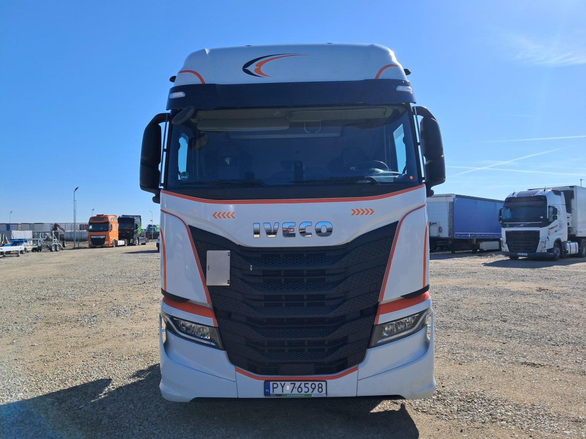 IVECO AS440ST/FP LT LNG CIĄGNIK SIODŁOWY - Nyergesvontató: 2 kép. IVECO AS440ST/FP LT LNG CIĄGNIK SIODŁOWY - Nyergesvontató: 2 kép.