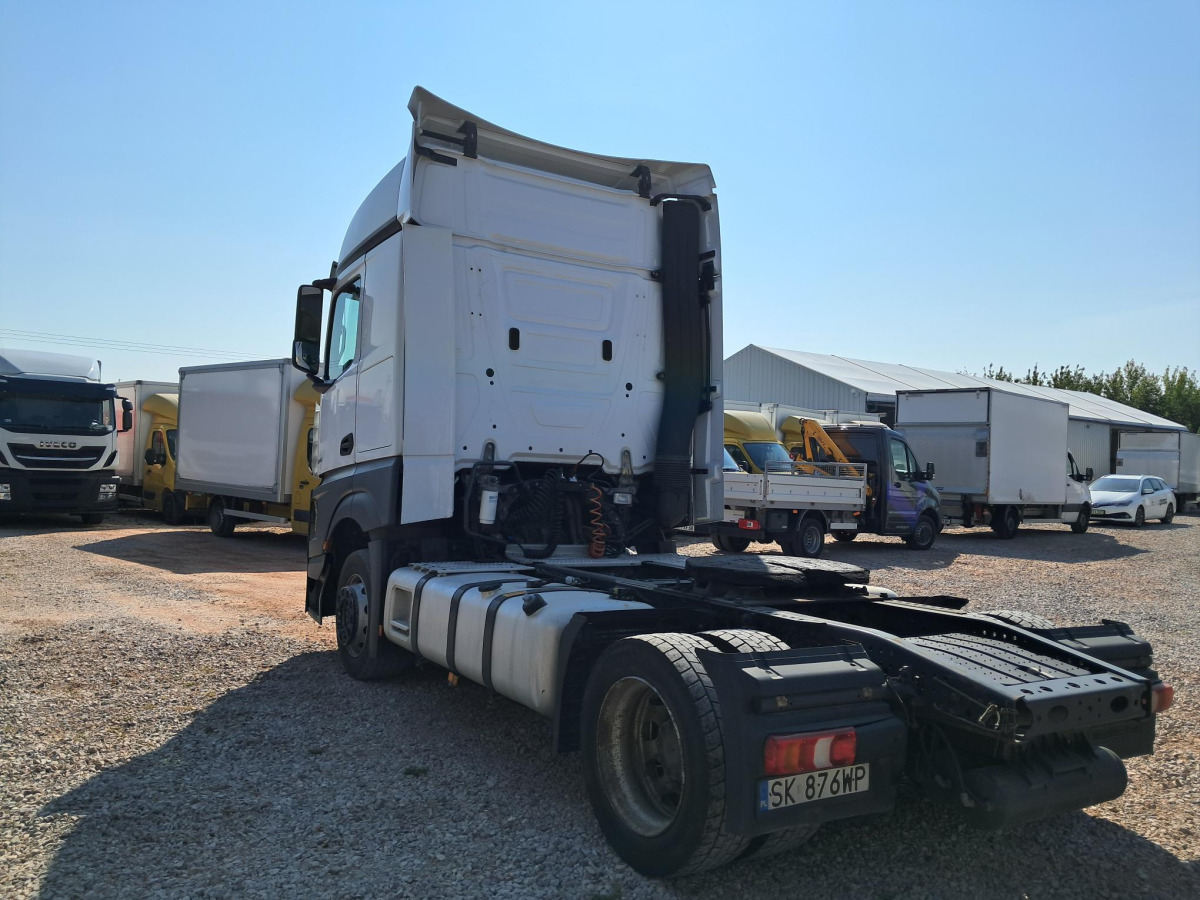MERCEDES BENZ ACTROS CIĄGNIK SIODŁOWY - Nyergesvontató: 4 kép. MERCEDES BENZ ACTROS CIĄGNIK SIODŁOWY - Nyergesvontató: 4 kép.