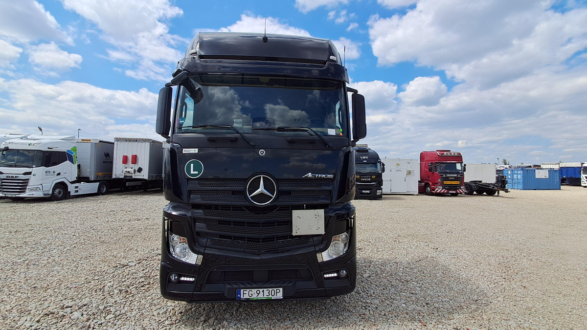 MERCEDES BENZ ACTROS CIĄGNIK SIODŁOWY - Nyergesvontató: 2 kép. MERCEDES BENZ ACTROS CIĄGNIK SIODŁOWY - Nyergesvontató: 2 kép.