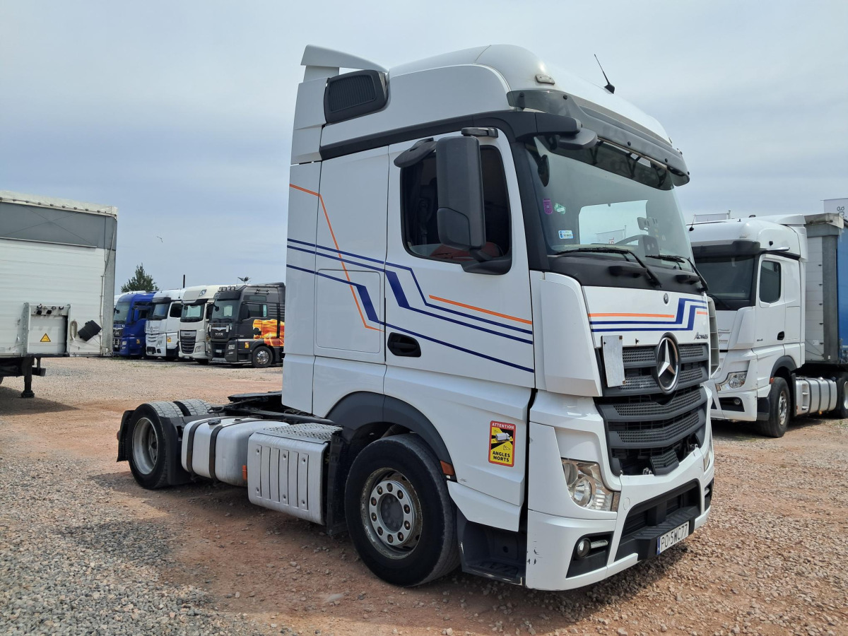 MERCEDES BENZ ACTROS CIĄGNIK SIODŁOWY - Nyergesvontató: 1 kép. MERCEDES BENZ ACTROS CIĄGNIK SIODŁOWY - Nyergesvontató: 1 kép.