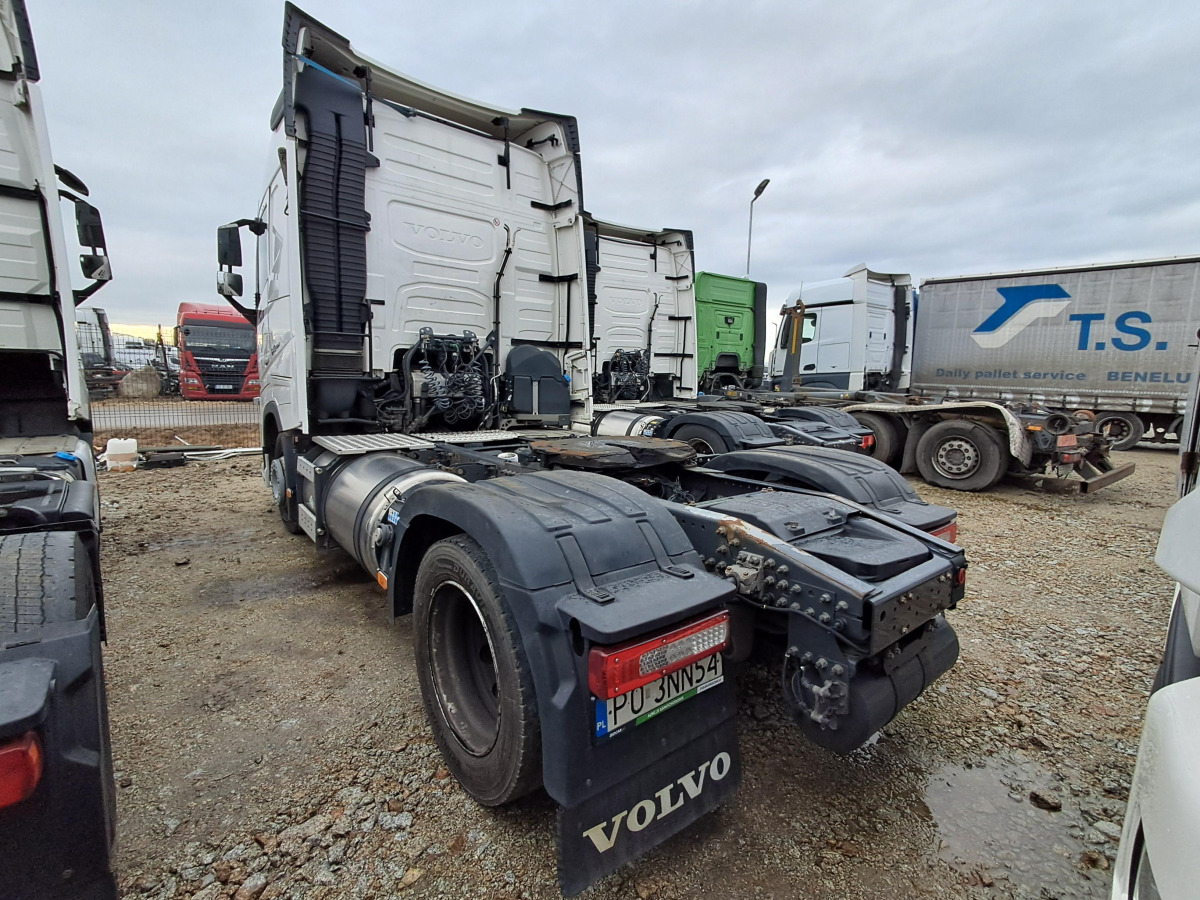 VOLVO FH 460 CIĄGNIK SIODŁOWY - Nyergesvontató: 4 kép. VOLVO FH 460 CIĄGNIK SIODŁOWY - Nyergesvontató: 4 kép.