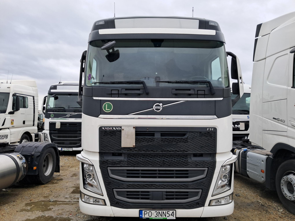 VOLVO FH 460 CIĄGNIK SIODŁOWY - Nyergesvontató: 2 kép. VOLVO FH 460 CIĄGNIK SIODŁOWY - Nyergesvontató: 2 kép.