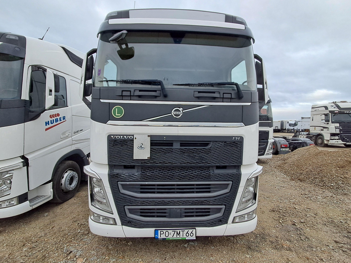 VOLVO FH CIĄGNIK SIODŁOWY - Nyergesvontató: 2 kép. VOLVO FH CIĄGNIK SIODŁOWY - Nyergesvontató: 2 kép.
