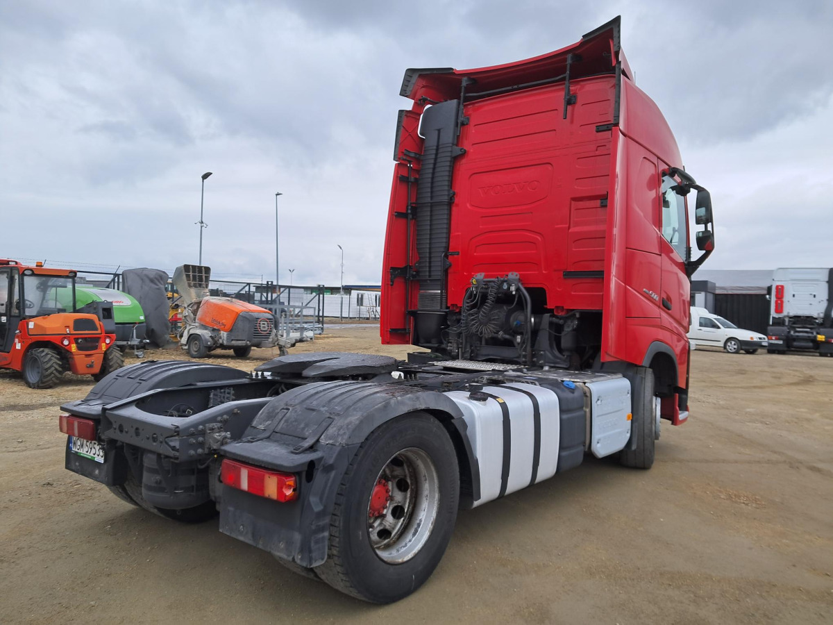 VOLVO FH CIĄGNIK SIODŁOWY - Nyergesvontató: 5 kép. VOLVO FH CIĄGNIK SIODŁOWY - Nyergesvontató: 5 kép.