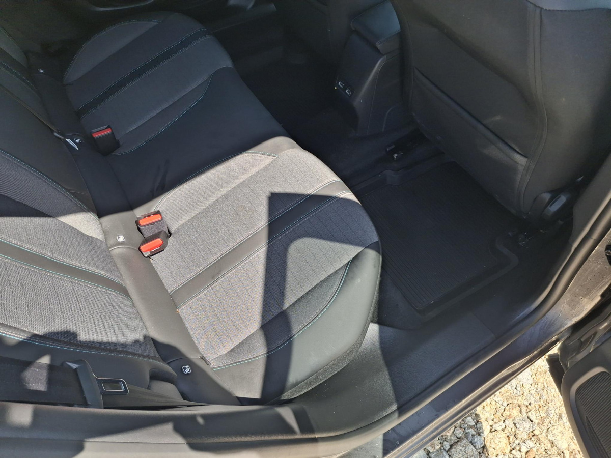 Terepjáró/ SUV PEUGEOT 2008 SUV: 12 kép.