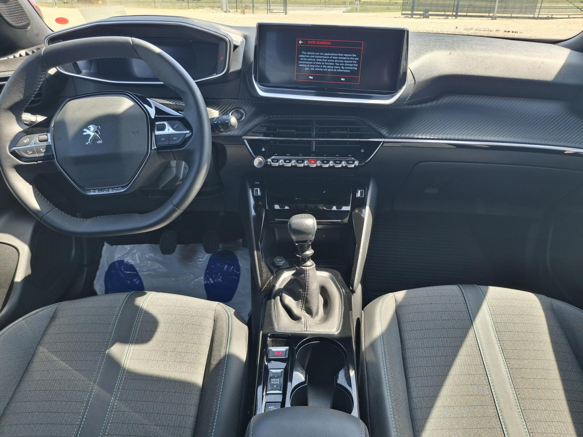 Terepjáró/ SUV PEUGEOT 2008 SUV: 14 kép.