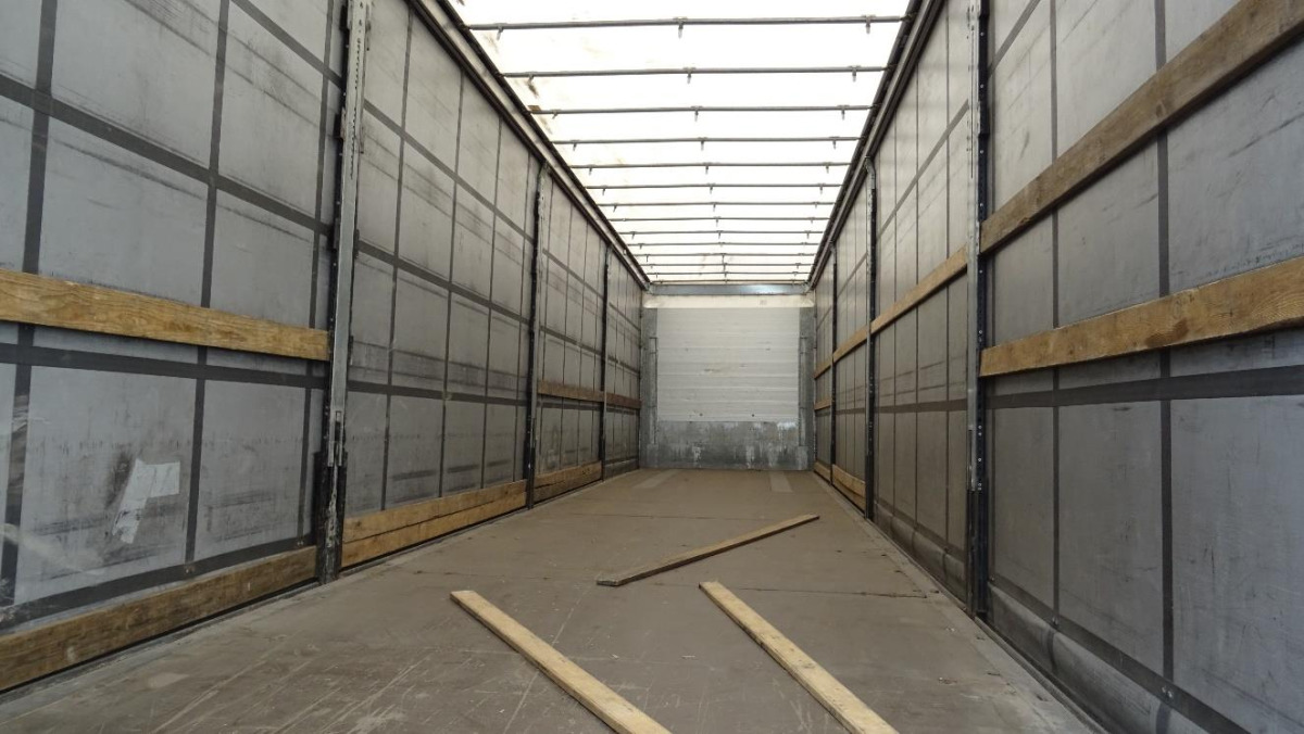 SCHMITZ CARGOBULL FIRANA - Ponyvás pótkocsi: 4 kép. SCHMITZ CARGOBULL FIRANA - Ponyvás pótkocsi: 4 kép.