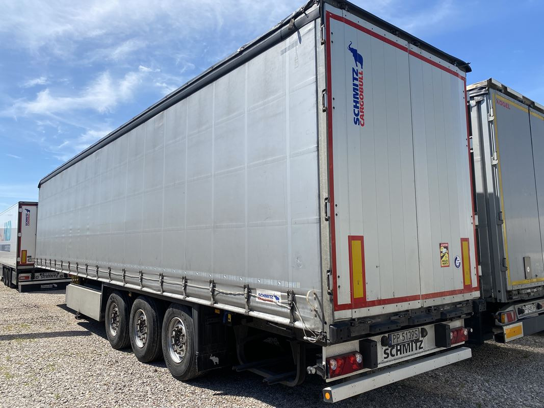 SCHMITZ CARGOBULL SCB S3T FIRANA - Ponyvás pótkocsi: 2 kép. SCHMITZ CARGOBULL SCB S3T FIRANA - Ponyvás pótkocsi: 2 kép.