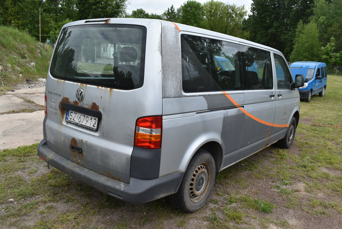 VOLKSWAGEN TRANSPORTER BRYGADÓWKA - Duplakabinos kisteherautó: 3 kép. VOLKSWAGEN TRANSPORTER BRYGADÓWKA - Duplakabinos kisteherautó: 3 kép.