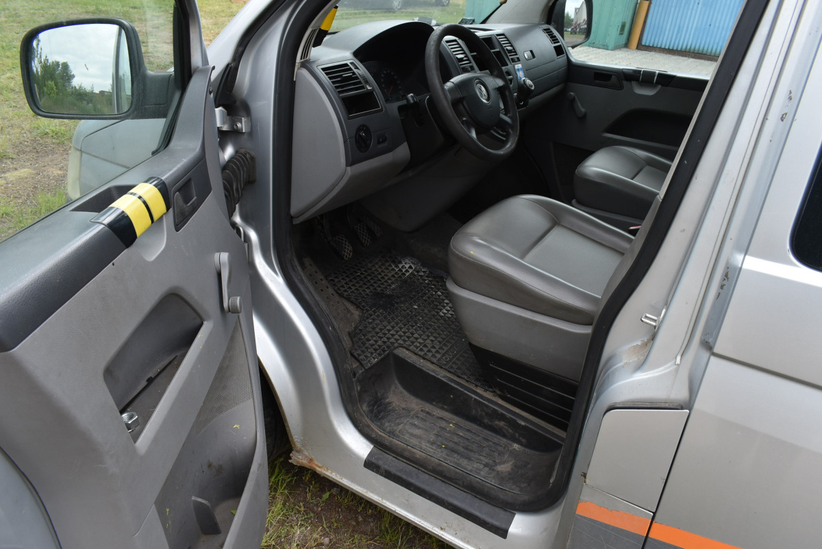 VOLKSWAGEN TRANSPORTER BRYGADÓWKA - Duplakabinos kisteherautó: 5 kép. VOLKSWAGEN TRANSPORTER BRYGADÓWKA - Duplakabinos kisteherautó: 5 kép.