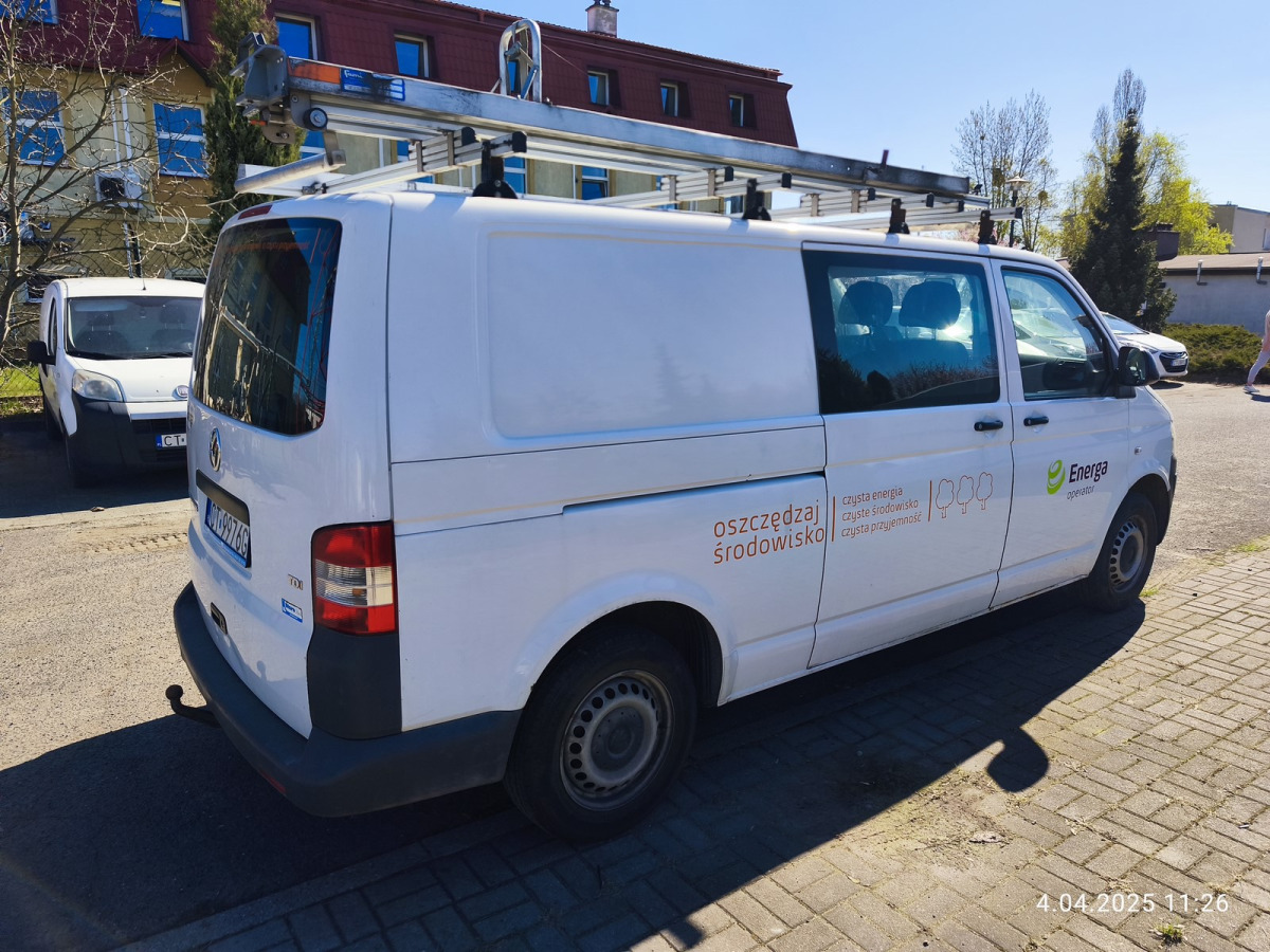 VOLKSWAGEN TRANSPORTER BRYGADÓWKA - Duplakabinos kisteherautó: 3 kép. VOLKSWAGEN TRANSPORTER BRYGADÓWKA - Duplakabinos kisteherautó: 3 kép.