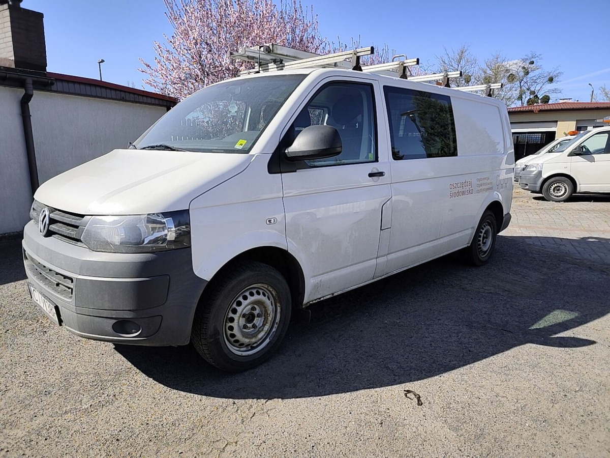 VOLKSWAGEN TRANSPORTER BRYGADÓWKA - Duplakabinos kisteherautó: 2 kép. VOLKSWAGEN TRANSPORTER BRYGADÓWKA - Duplakabinos kisteherautó: 2 kép.