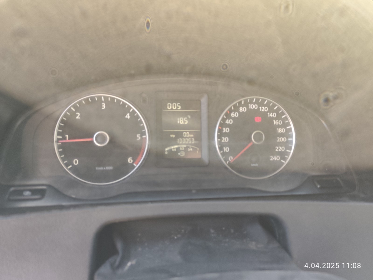VOLKSWAGEN TRANSPORTER BRYGADÓWKA - Duplakabinos kisteherautó: 5 kép. VOLKSWAGEN TRANSPORTER BRYGADÓWKA - Duplakabinos kisteherautó: 5 kép.