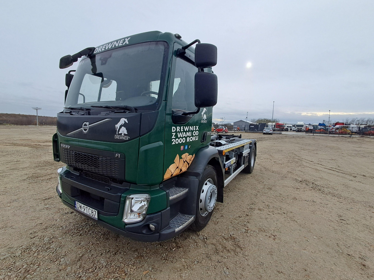 VOLVO FL - Horgos rakodó teherautó: 3 kép. VOLVO FL - Horgos rakodó teherautó: 3 kép.