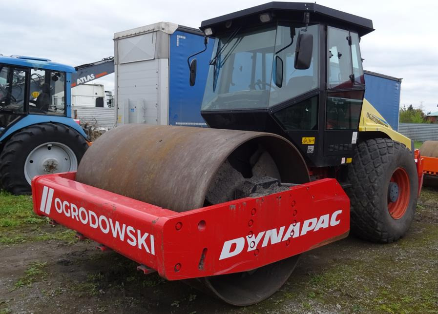 Walec DYNAPAC CA 302D 2011 - 3393 mth - CE - 15,9t - Henger: 2 kép. Walec DYNAPAC CA 302D 2011 - 3393 mth - CE - 15,9t - Henger: 2 kép.
