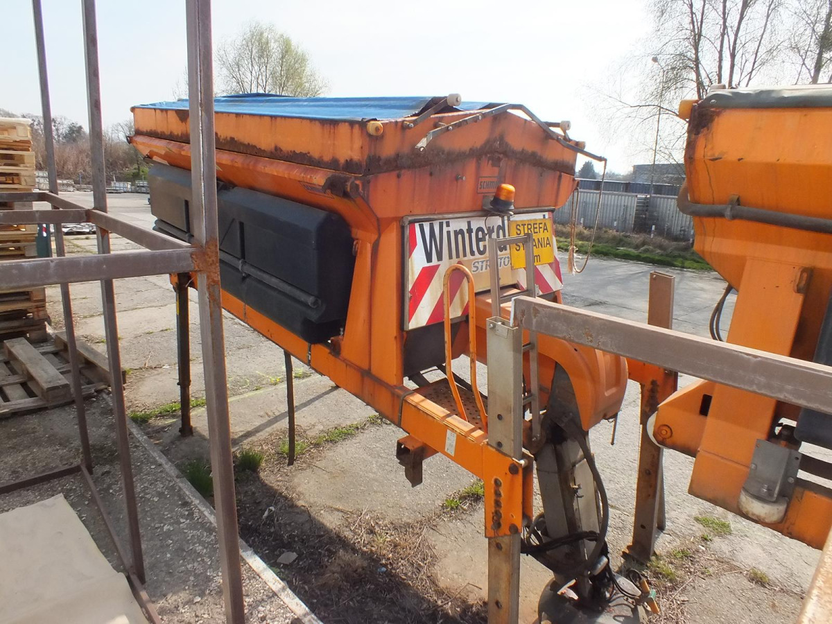 Zabudowa piaskarki SCHMIDT STRATOS S40-36 - 2003 - 4m3 - Napęd z pojazdu - Homok-/ Sószóró: 3 kép. Zabudowa piaskarki SCHMIDT STRATOS S40-36 - 2003 - 4m3 - Napęd z pojazdu - Homok-/ Sószóró: 3 kép.