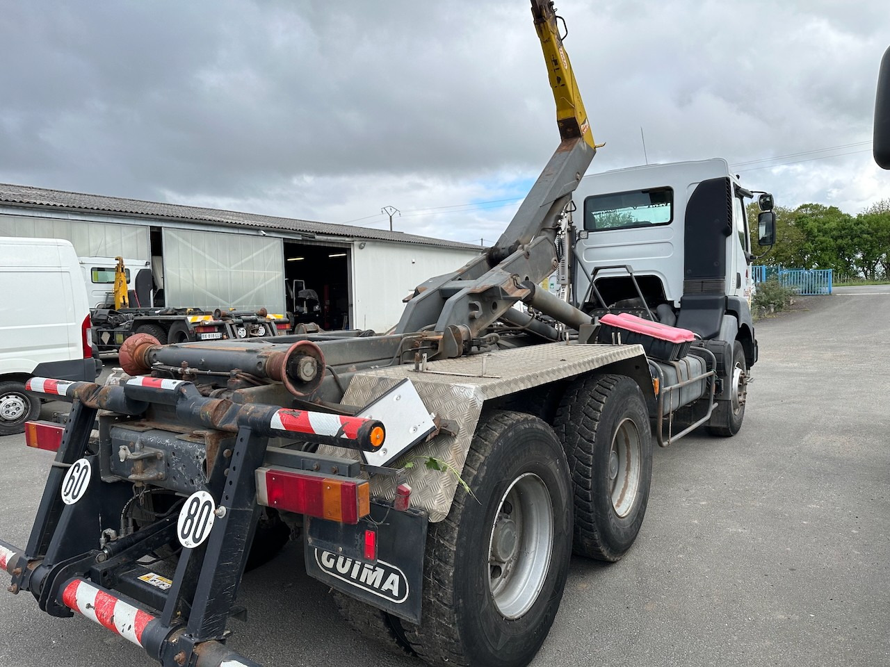RENAULT KERAX 370 DCI - Horgos rakodó teherautó: 4 kép. RENAULT KERAX 370 DCI - Horgos rakodó teherautó: 4 kép.