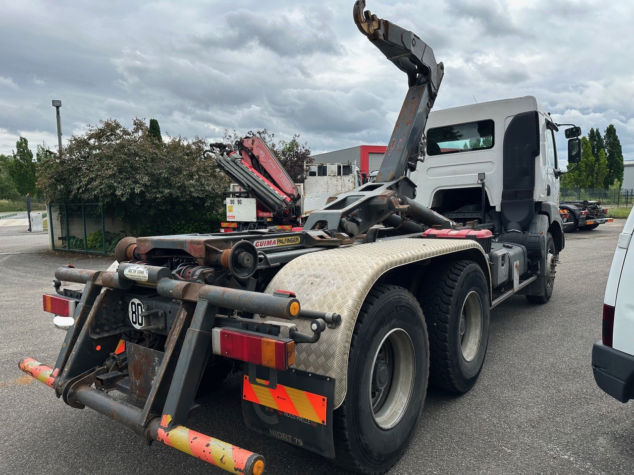 RENAULT KERAX 370 DCI - Horgos rakodó teherautó: 3 kép. RENAULT KERAX 370 DCI - Horgos rakodó teherautó: 3 kép.