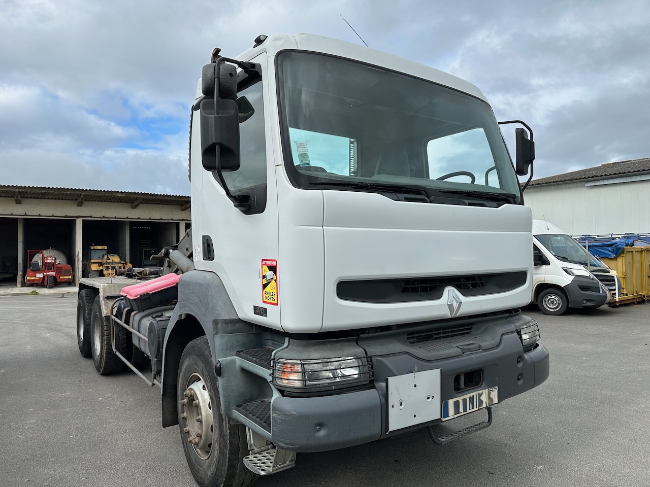 RENAULT KERAX 370 DCI - Horgos rakodó teherautó: 5 kép. RENAULT KERAX 370 DCI - Horgos rakodó teherautó: 5 kép.