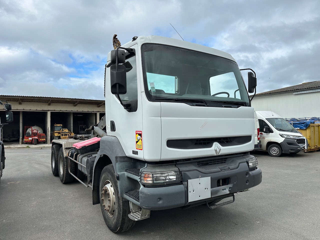 RENAULT KERAX 370 DCI - Horgos rakodó teherautó: 2 kép. RENAULT KERAX 370 DCI - Horgos rakodó teherautó: 2 kép.