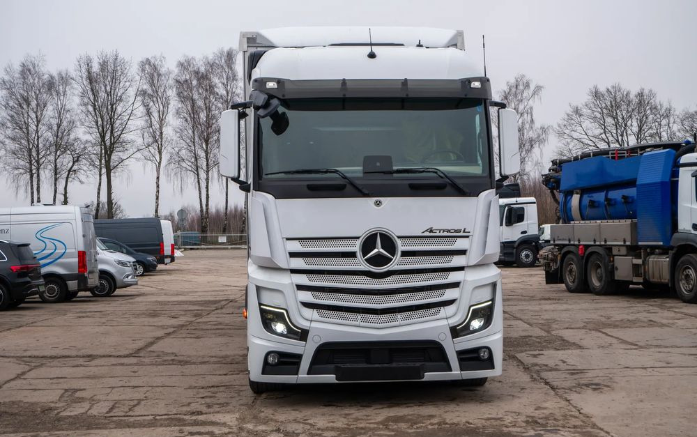 Mercedes-Benz Actros 1842 LnR z Przyczepą - Ponyvás teherautó: 2 kép. Mercedes-Benz Actros 1842 LnR z Przyczepą - Ponyvás teherautó: 2 kép.