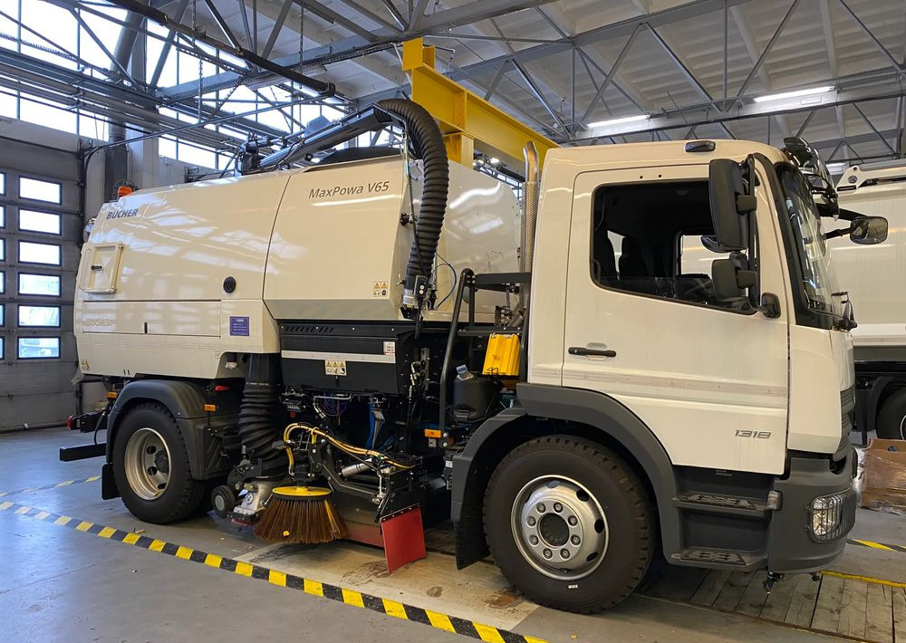 Mercedes-Benz Atego 1318 LKO Zamiatarka - Szemetesautó: 2 kép. Mercedes-Benz Atego 1318 LKO Zamiatarka - Szemetesautó: 2 kép.