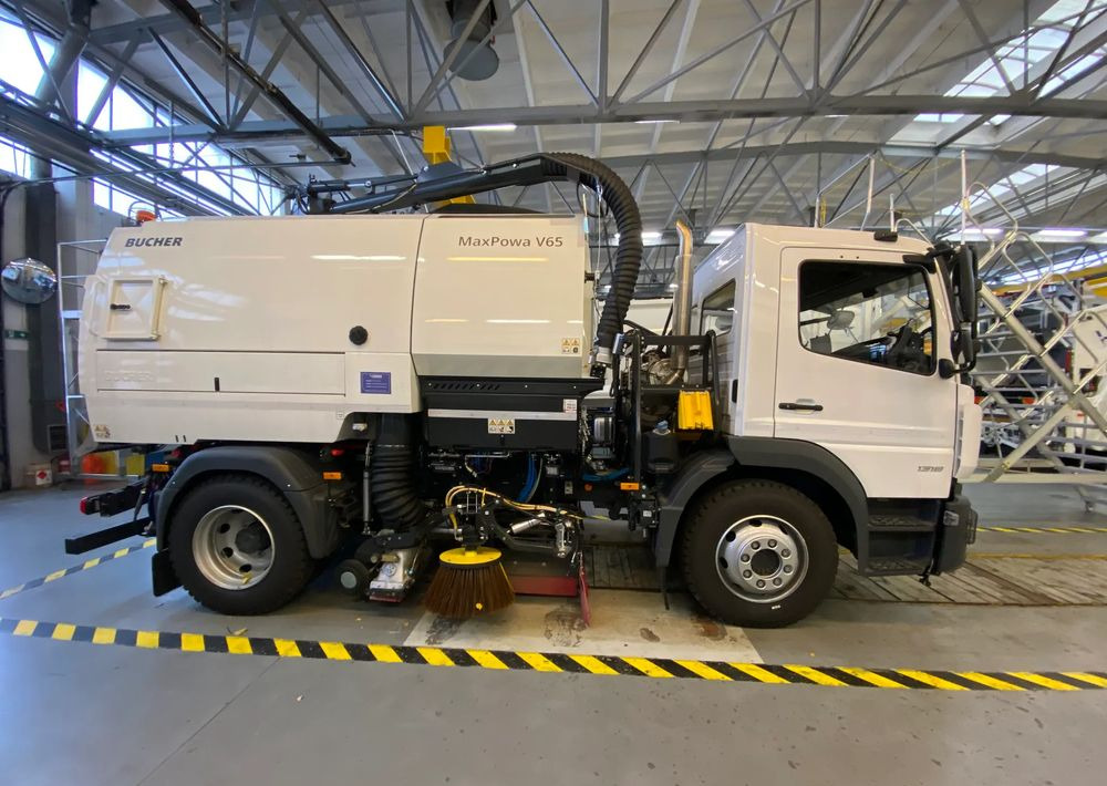 Mercedes-Benz Atego 1318 LKO Zamiatarka - Szemetesautó: 1 kép. Mercedes-Benz Atego 1318 LKO Zamiatarka - Szemetesautó: 1 kép.