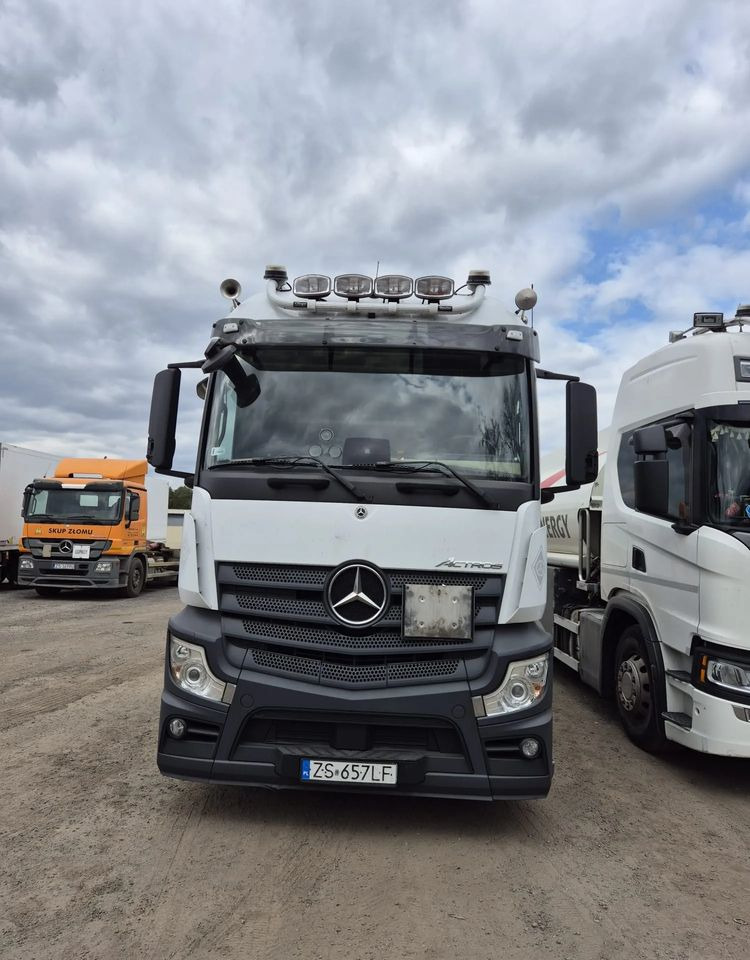 Mercedes-Benz Actros 1843 LS - Nyergesvontató: 3 kép. Mercedes-Benz Actros 1843 LS - Nyergesvontató: 3 kép.
