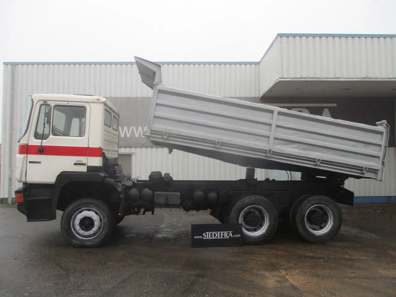 MAN 26 322 ZF Manual , 6x4 , 3 way tipper , Spring suspension - Billenőplatós teherautó: 2 kép. MAN 26 322 ZF Manual , 6x4 , 3 way tipper , Spring suspension - Billenőplatós teherautó: 2 kép.