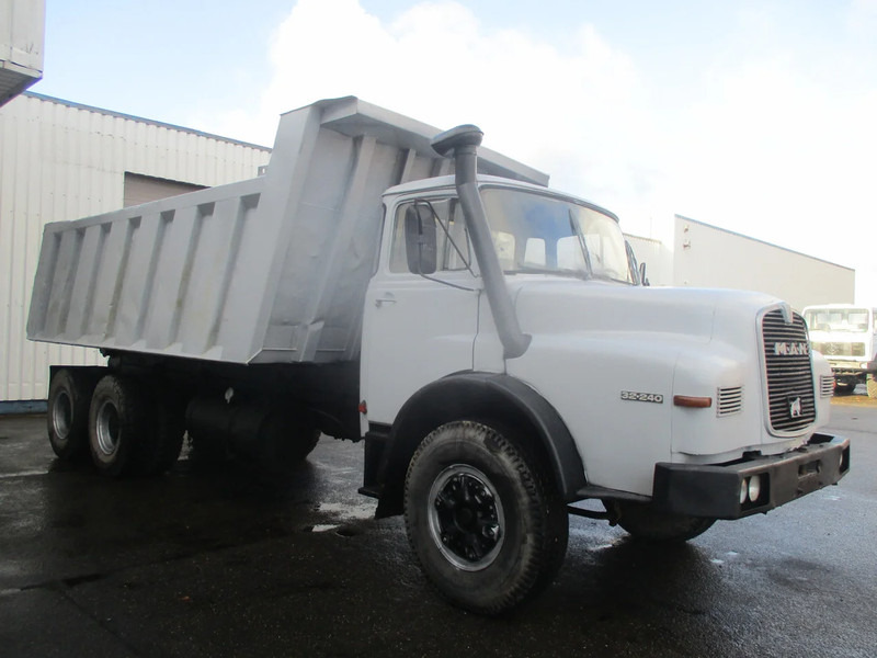 MAN 32.240 , Manual , 6x4 , Tipper truck , Spring suspension - Billenőplatós teherautó: 4 kép. MAN 32.240 , Manual , 6x4 , Tipper truck , Spring suspension - Billenőplatós teherautó: 4 kép.