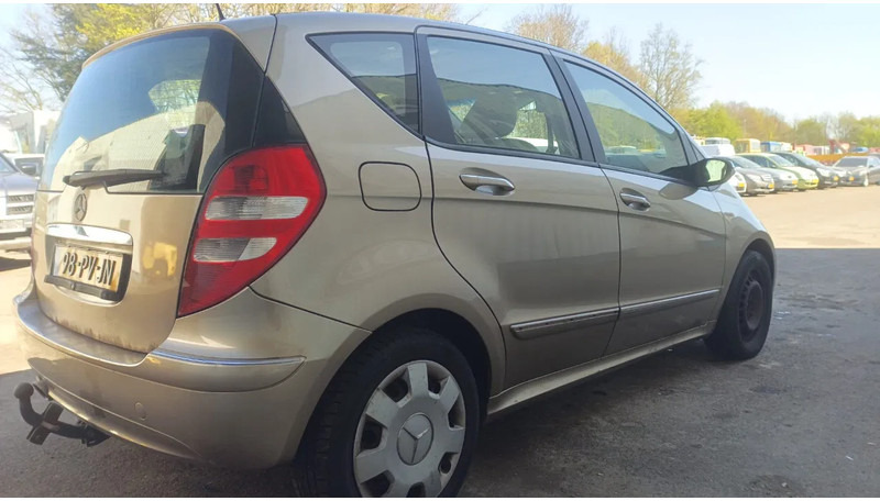 Mercedes-Benz A-Klasse 170 , Airco , leder , distrbute ketting maakt lawaai - Hatchback: 3 kép. Mercedes-Benz A-Klasse 170 , Airco , leder , distrbute ketting maakt lawaai - Hatchback: 3 kép.