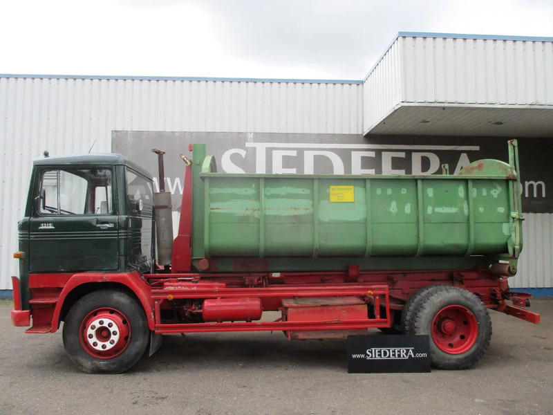 Mercedes-Benz LP 1319 , Oldtimer - Horgos rakodó teherautó: 2 kép. Mercedes-Benz LP 1319 , Oldtimer - Horgos rakodó teherautó: 2 kép.