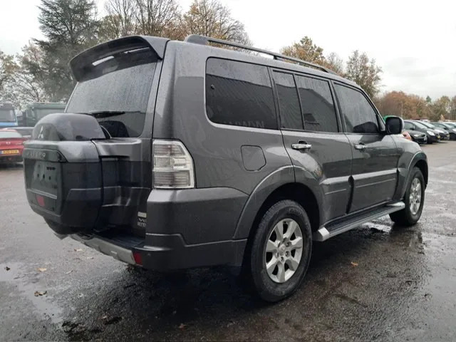 Mitsubishi Pajero GLS 3.5 - V6 , 4x4 , 7 Pers., Full Option - Autó: 3 kép. Mitsubishi Pajero GLS 3.5 - V6 , 4x4 , 7 Pers., Full Option - Autó: 3 kép.