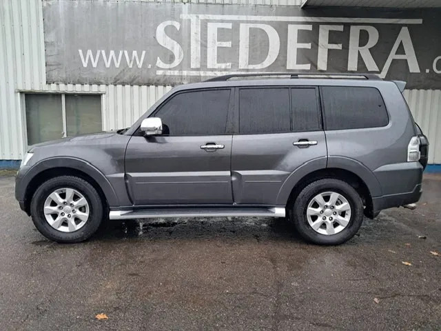 Mitsubishi Pajero GLS 3.5 - V6 , 4x4 , 7 Pers., Full Option - Autó: 2 kép. Mitsubishi Pajero GLS 3.5 - V6 , 4x4 , 7 Pers., Full Option - Autó: 2 kép.