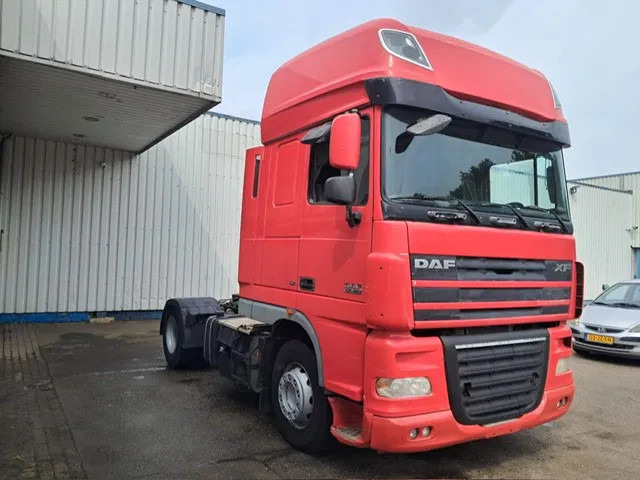 DAF XF 105 460 , Manual Gearbox , PTO , Tipper Hydraulics , Airco , Superspace Cab - Nyergesvontató: 4 kép. DAF XF 105 460 , Manual Gearbox , PTO , Tipper Hydraulics , Airco , Superspace Cab - Nyergesvontató: 4 kép.