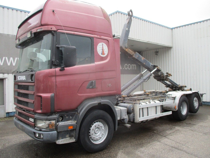 Scania R124-420 6x2 , Manual , Intarder , Airco , haakarm truck - Horgos rakodó teherautó: 1 kép. Scania R124-420 6x2 , Manual , Intarder , Airco , haakarm truck - Horgos rakodó teherautó: 1 kép.