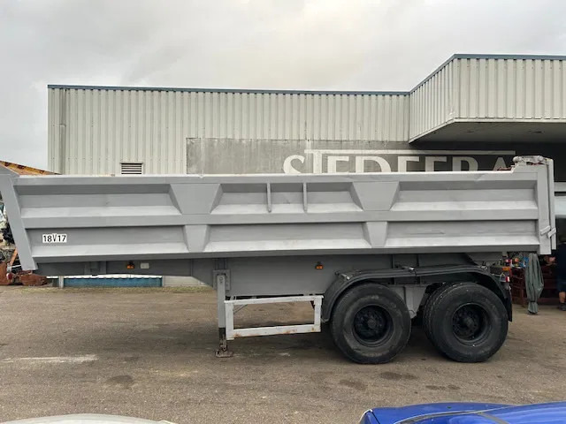 Trax 2 Axle Steel Tipper , Spring Suspension , Drum Brakes - Félpótkocsi billenőplatós: 2 kép. Trax 2 Axle Steel Tipper , Spring Suspension , Drum Brakes - Félpótkocsi billenőplatós: 2 kép.