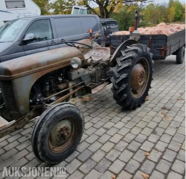 1954 Massey ferguson TEA bensin med tipphenger - Traktor, Pótkocsi billenőplatós: 1 kép. 1954 Massey ferguson TEA bensin med tipphenger - Traktor, Pótkocsi billenőplatós: 1 kép.