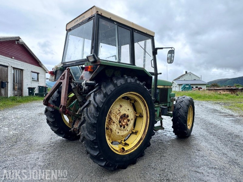 1981 John Deere 2040 - 4x4 - Hydraulisk toppstag og Triangel - 2 kjettinger - Traktor: 4 kép. 1981 John Deere 2040 - 4x4 - Hydraulisk toppstag og Triangel - 2 kjettinger - Traktor: 4 kép.