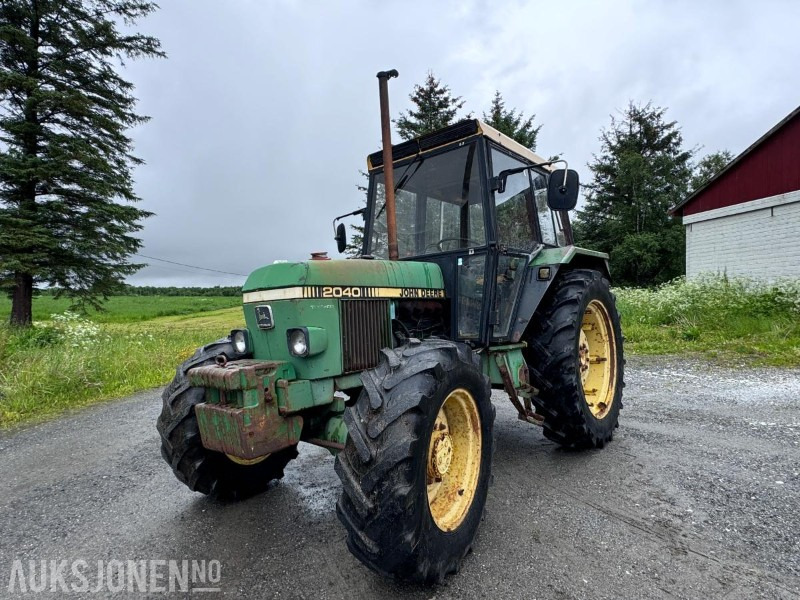 1981 John Deere 2040 - 4x4 - Hydraulisk toppstag og Triangel - 2 kjettinger - Traktor: 1 kép. 1981 John Deere 2040 - 4x4 - Hydraulisk toppstag og Triangel - 2 kjettinger - Traktor: 1 kép.