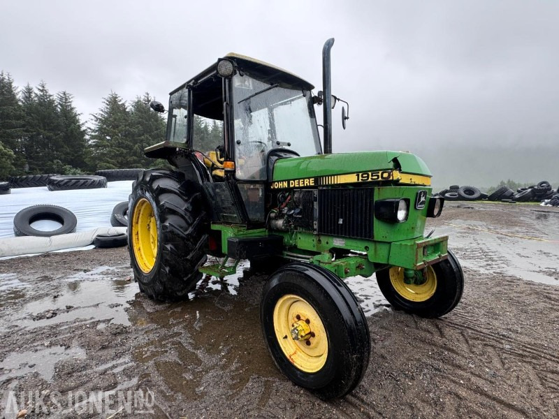 1988 John Deere 1950 POWER SYNCHRON med toppstag og triangelfeste - Traktor: 3 kép. 1988 John Deere 1950 POWER SYNCHRON med toppstag og triangelfeste - Traktor: 3 kép.