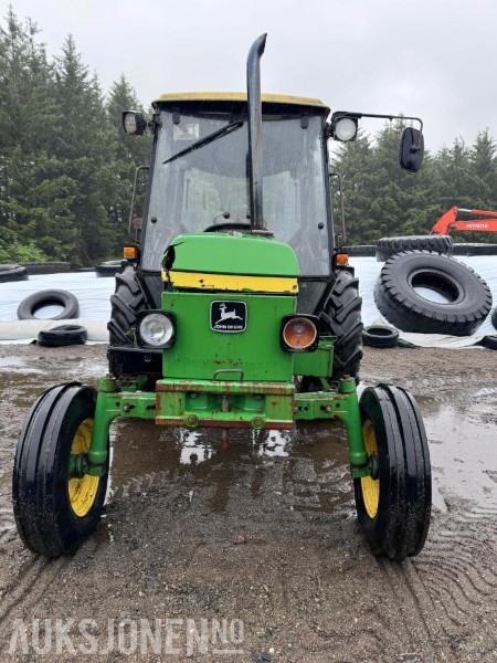1988 John Deere 1950 POWER SYNCHRON med toppstag og triangelfeste - Traktor: 2 kép. 1988 John Deere 1950 POWER SYNCHRON med toppstag og triangelfeste - Traktor: 2 kép.