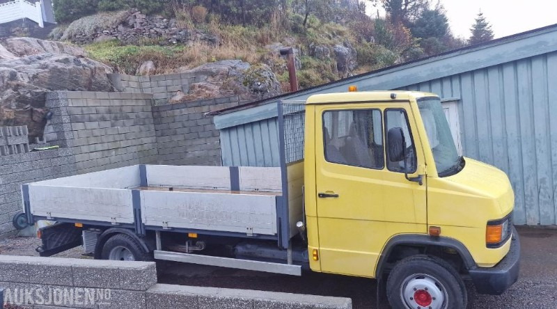 1994 Mercedes-Benz vario 611D lav km stand 9000km med kran - Platós teherautó: 3 kép. 1994 Mercedes-Benz vario 611D lav km stand 9000km med kran - Platós teherautó: 3 kép.