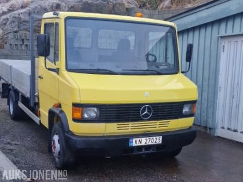 1994 Mercedes-Benz vario 611D lav km stand 9000km med kran - Platós teherautó: 2 kép. 1994 Mercedes-Benz vario 611D lav km stand 9000km med kran - Platós teherautó: 2 kép.
