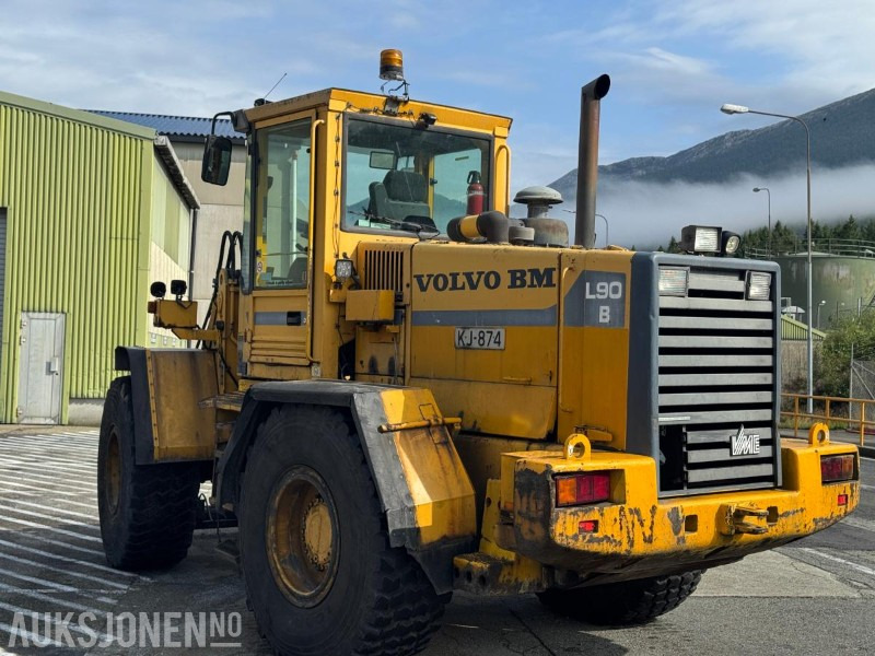 1994 Volvo BM L 90 - Hjullaster - Timer: 23064 - Gumikerekes homlokrakodó: 4 kép. 1994 Volvo BM L 90 - Hjullaster - Timer: 23064 - Gumikerekes homlokrakodó: 4 kép.