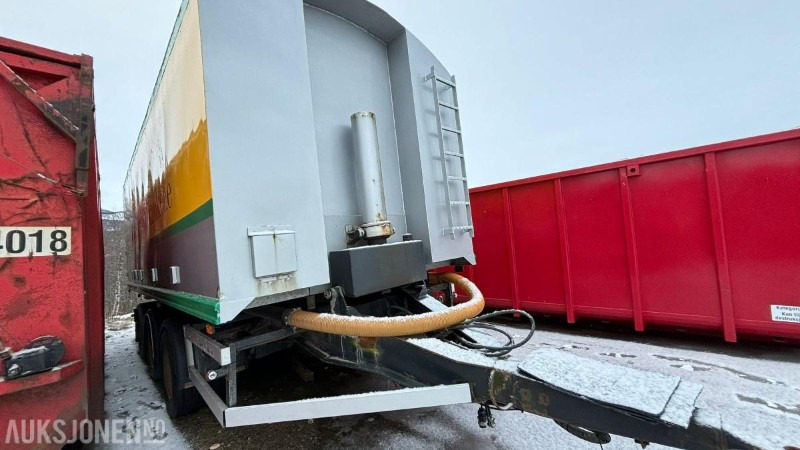 1996 ATKA RSP 24 trippelkjerre med Hillevåg tipp bulktank 6 kammers - Tartályos pótkocsi: 2 kép. 1996 ATKA RSP 24 trippelkjerre med Hillevåg tipp bulktank 6 kammers - Tartályos pótkocsi: 2 kép.