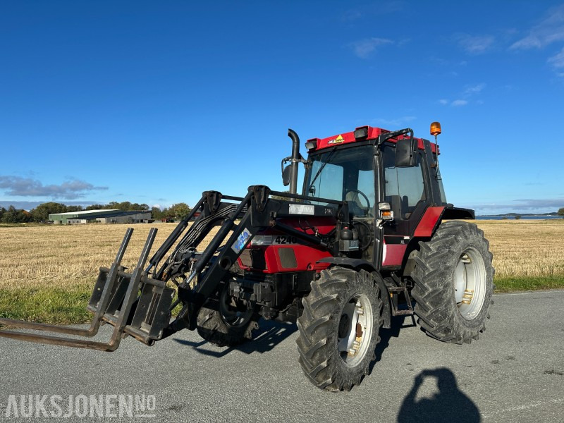 1996 CASE IH 4240 XL Traktor med frontlaster, og utstyr - Traktor: 2 kép. 1996 CASE IH 4240 XL Traktor med frontlaster, og utstyr - Traktor: 2 kép.