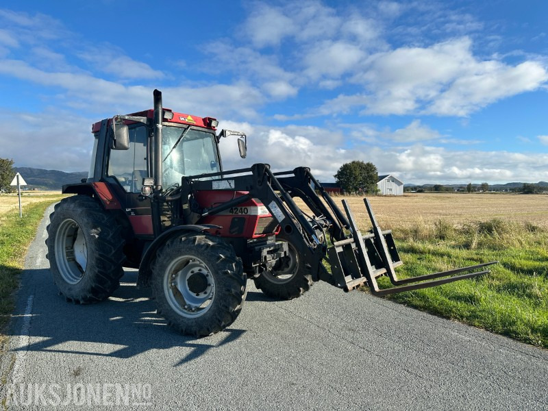 1996 CASE IH 4240 XL Traktor med frontlaster, og utstyr - Traktor: 3 kép. 1996 CASE IH 4240 XL Traktor med frontlaster, og utstyr - Traktor: 3 kép.